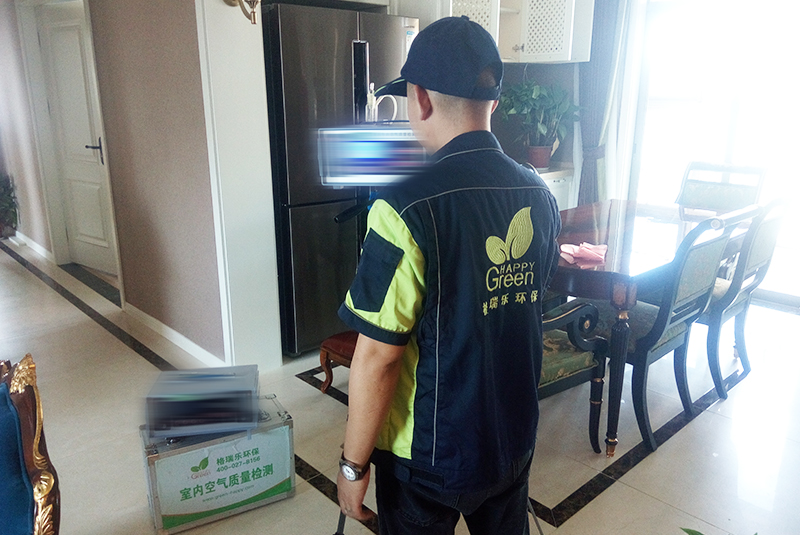 1.甲醛檢測(cè)的必要性  室內(nèi)空氣污染嚴(yán)重影響了我們的生活與健康，常見的有甲醛、苯、TVOC等。判斷室內(nèi)空氣質(zhì)量的好與差就需要對(duì)這些常見的室內(nèi)污染物質(zhì)濃度進(jìn)行測(cè)定。  檢測(cè)室內(nèi)空氣質(zhì)量的方法很多，有通過鼻子聞的、試紙自測(cè)盒的、手持電子檢測(cè)儀的等，不同的方法因嚴(yán)密性、原理性不同，造成的結(jié)果差異很大。專業(yè)室內(nèi)空氣檢測(cè)，不但  可以提高精確度還能在安全安心上有更多的保障。  2.服務(wù)簡(jiǎn)介  甲醛檢測(cè)是室內(nèi)空氣質(zhì)量檢測(cè)的簡(jiǎn)稱，指的是根據(jù)一定的標(biāo)準(zhǔn)測(cè)定室內(nèi)環(huán)境中甲醛等污染濃度的服務(wù)。通常的檢測(cè)項(xiàng)目包括但不僅限于甲醛、苯及苯系物（苯、甲苯、二甲  苯）、TVOC、PM2.5等。  3.甲醛檢測(cè)技術(shù)原理  利用高精度儀器，按照《室內(nèi)空氣質(zhì)量標(biāo)準(zhǔn)》GB/T 18883-2002標(biāo)準(zhǔn)進(jìn)行采樣，然后運(yùn)用分光光度法測(cè)定甲醛等測(cè)定項(xiàng)室內(nèi)空氣污染物濃度。  4.檢測(cè)標(biāo)準(zhǔn)  常用的室內(nèi)空氣質(zhì)量檢測(cè)標(biāo)準(zhǔn)有：《室內(nèi)空氣質(zhì)量標(biāo)準(zhǔn)》GB/T 18883-2002、《民用建筑室內(nèi)環(huán)境污染控制規(guī)范》GB50325-2010、《乘用車內(nèi)空氣質(zhì)量評(píng)價(jià)指南》GB/T  27630—2011  5.甲醛檢測(cè)收費(fèi)標(biāo)準(zhǔn)  檢測(cè)室內(nèi)空氣質(zhì)量，通常我們測(cè)甲醛、苯、TVOC三項(xiàng)。也可以根據(jù)客戶的要求來(lái)選擇測(cè)定項(xiàng)目，及進(jìn)行收費(fèi)。一般是3個(gè)點(diǎn)起測(cè)，也就是檢測(cè)不少于三個(gè)點(diǎn)。詳情咨詢格瑞樂  專業(yè)顧問  6.甲醛檢測(cè)的服務(wù)流程  1、電話或網(wǎng)絡(luò)預(yù)約服務(wù)  2、根據(jù)客戶需求檢測(cè)項(xiàng)目做費(fèi)用報(bào)價(jià)  3、確定報(bào)價(jià)方案，約定上門服務(wù)時(shí)間，及做好檢測(cè)前準(zhǔn)備  4、上門服務(wù)，根據(jù)室內(nèi)布局選擇采樣點(diǎn)  5、將采樣結(jié)果標(biāo)記并封裝，帶回實(shí)驗(yàn)室進(jìn)行分析  6、將分析結(jié)果通知客戶，并按照要求制定檢測(cè)報(bào)告  7、將檢測(cè)報(bào)告寄送給客戶