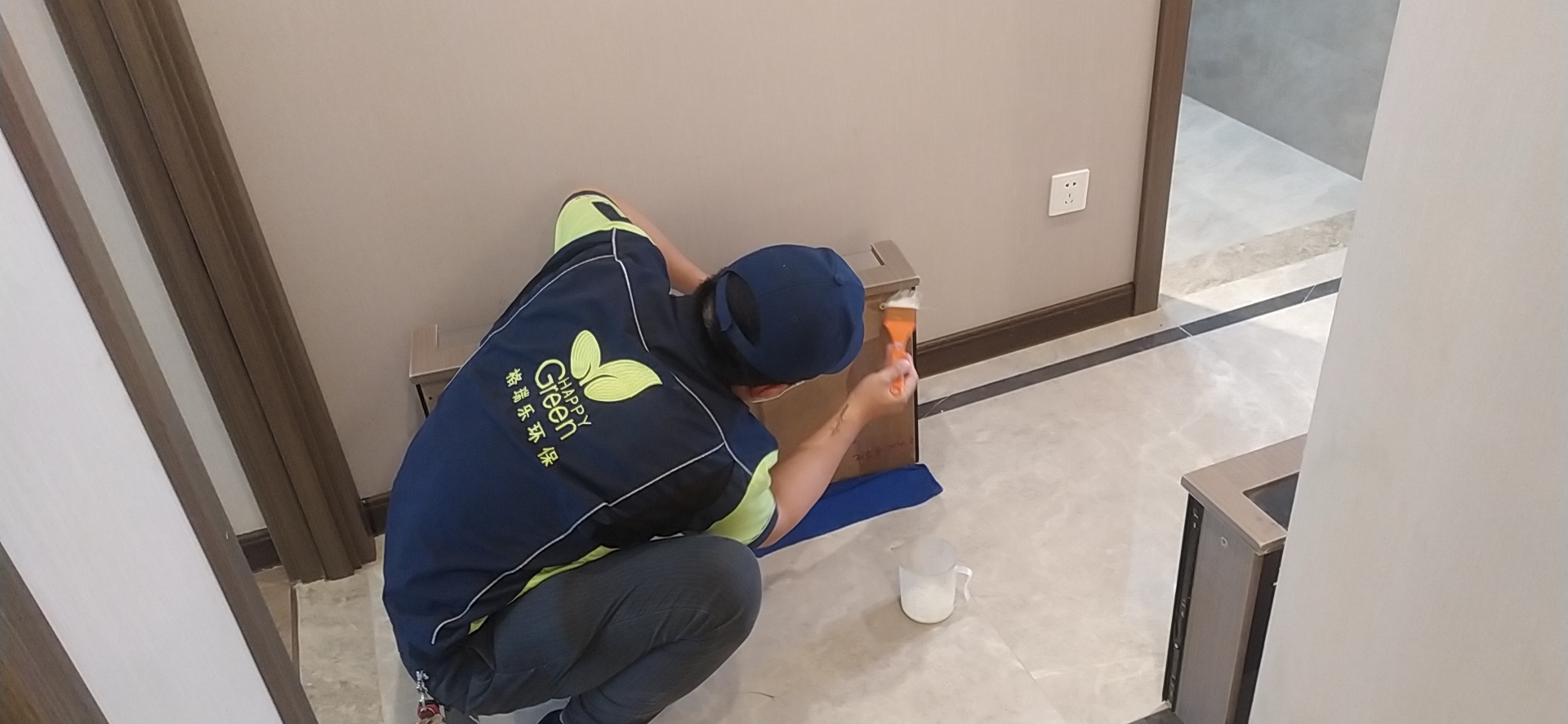 第3招 | 針對家具、建材表面，光觸媒長效保護(hù)；再利用“綠快” 光觸媒長效空氣凈化劑，對家具建材進(jìn)行長效保護(hù)處理。綠快光觸媒產(chǎn)品，采用納米級TiO2具有純度高、成膜性好、適用光譜寬的特點(diǎn)。在物面上形成韌性薄膜，長效分解甲醛、TVOC等污染，凈化空氣。