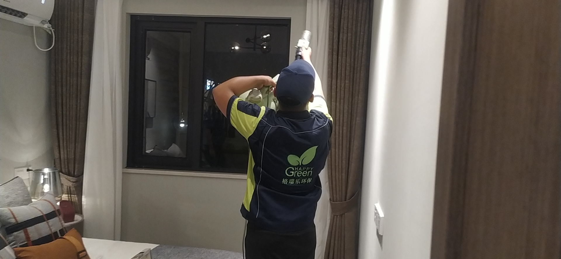 第2招 | 針對空間死角，360°撲殺游離甲醛；隨后使用“綠快”強(qiáng)效空氣凈化劑，借助專業(yè)造霧設(shè)備，把藥劑分子打散成1μm-5μm的微顆粒，不論層高有多高藥劑無法噴到，不論空間有多大，都能完成室內(nèi)環(huán)境360°無死角撲殺隱藏的甲醛、甲苯、TVOCs等污染物。